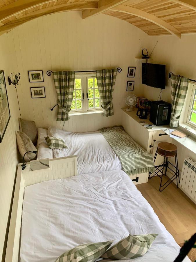 Beautiful Shepherd'S Hut - Lois Weedon Weston  Exterior foto