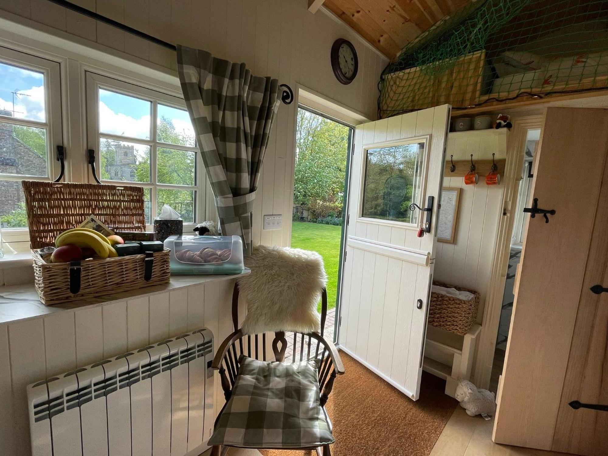 Beautiful Shepherd'S Hut - Lois Weedon Weston  Exterior foto